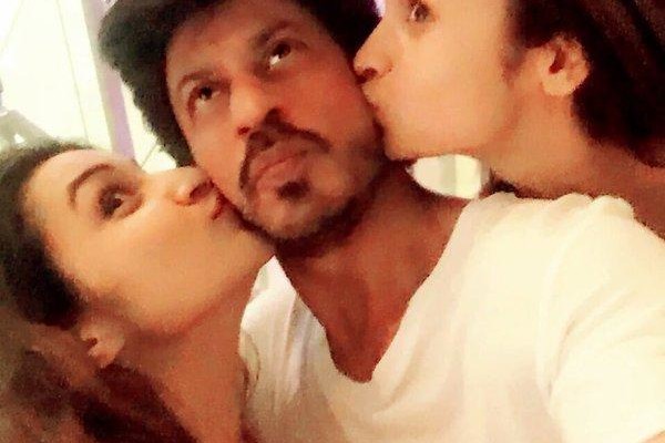 Shahrukh Khan cute kissing selfie with Parineeti Chopra and Alia  Bhatt