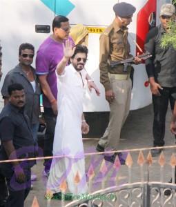 Shahrukh Khan on the sets of Raees movin shooting