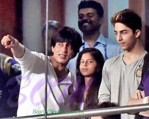 Shahrukh Khan watching IPL with Aryan Khan and Suhana Khan