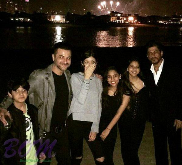 Shahrukh Khan with Sanjay Kapoor and other family members