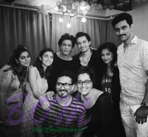Shahrukh Khan first pic with team Dear Zindagi