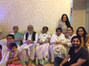 This family picture of Lata Mangeshkar ji with her Guru Ji and elder sisters is so beautiful.