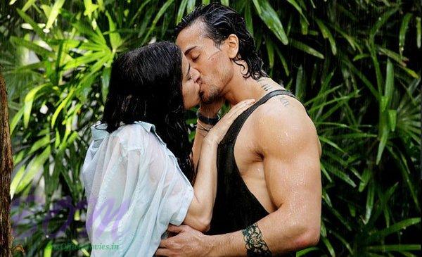Shraddha Kapoor kiss Tiger Shroff in Baaghi movie