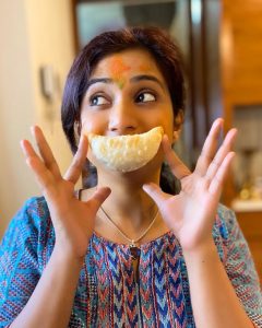 Shreya Ghoshal most creative smiling photo to wish Happy Holi