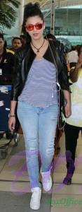 Shruti Haasan candid look at airport