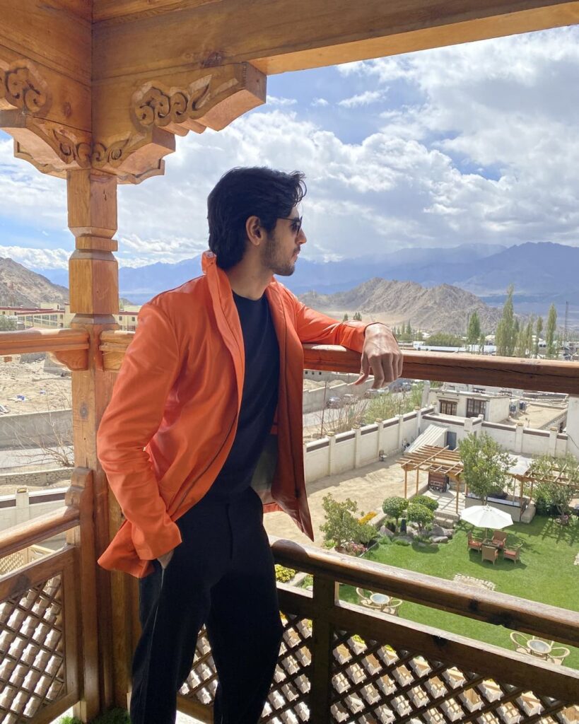 Sidharth Malhotra is looking smart in this view