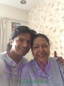 Singer Shaan with mother