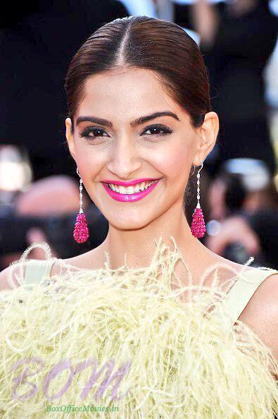 Sonam Kapoor dazzles yet Cannes 2015 again