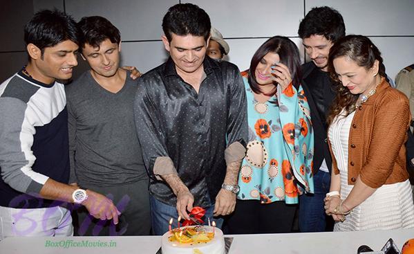 Sonu Nigam celebrating Omung Kumar birthday on 9 Oct 2015