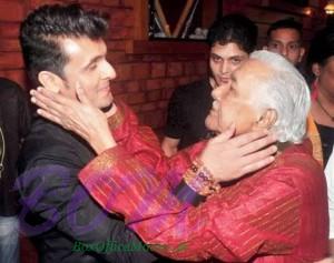 Sonu Nigam with his teacher Ustad Ghulam Mustafa Khan