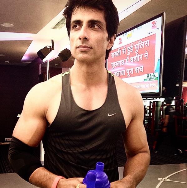 Sonu Sood has a different thought for Sundays. He says 'I know Sundays r there to SLEEP but WORKING OUT in a Gym is also not a bad option'