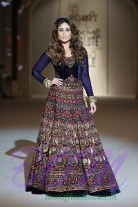 Stunning Kareena Kapoor as showstopper for Rohit Bal at LFW2016