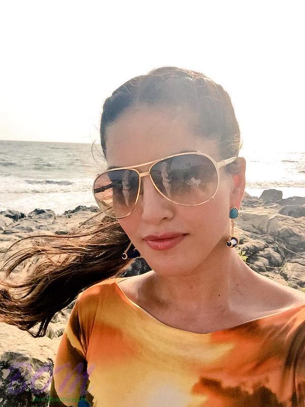 Sunny Leone cool selfie