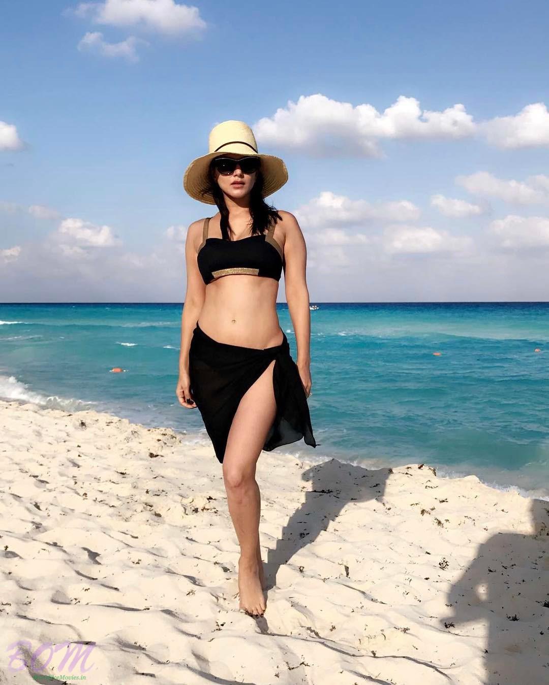 Sunny Leone enjoying at Cancun Mexico