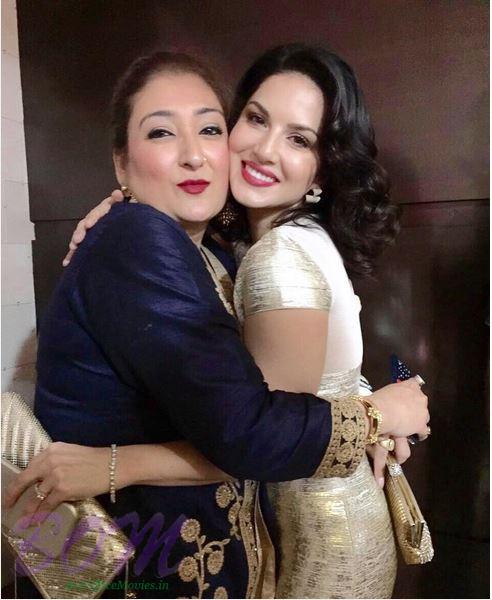 Sunny Leone picture with wife of actor Govinda