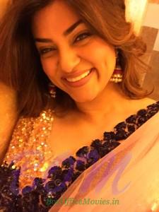 Sushmita Sen selfie with a gorgeous pair of earrings