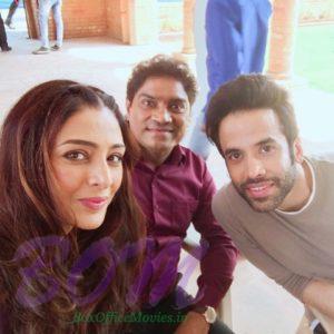 Tabu selfie with Tusshar Kapoor and Johny Lever while shooting for Golmaal Again