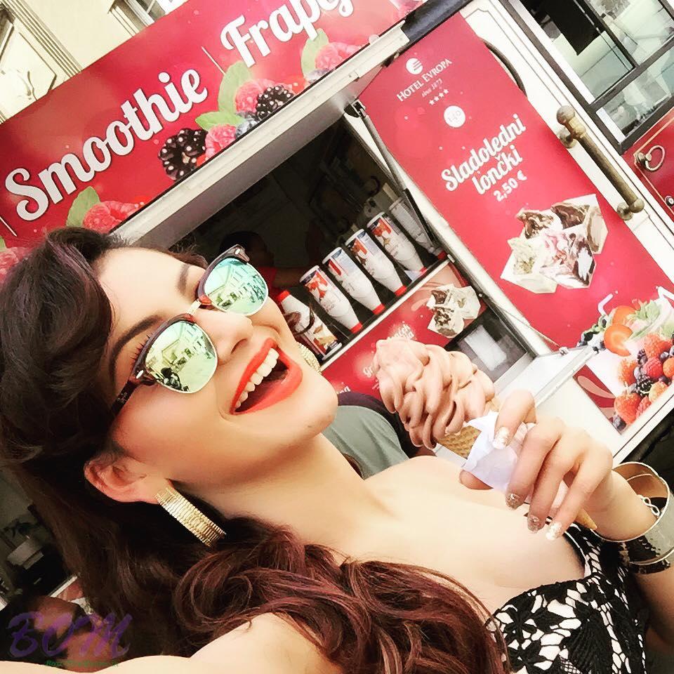 Urvashi Rautela enjoying selfie with ice-cream