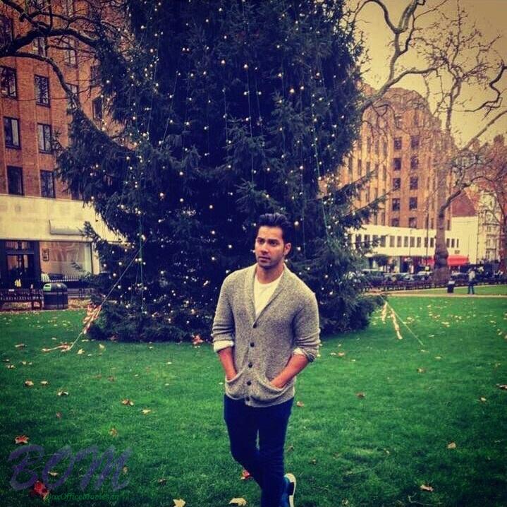 varun-dhawan-pic-with-christmas-tree-2016