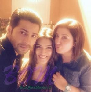 Varun Dhawan selfie with Kriti Sanon and Farah Khan during Dilwale song shooting