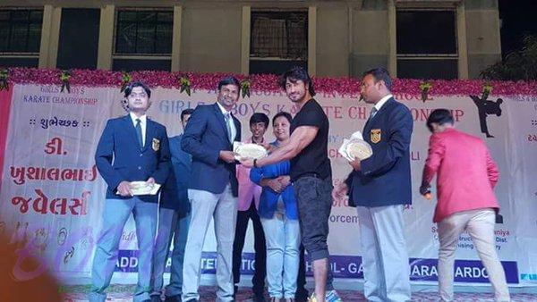 Vidyut Jammwal giving the belts in Surat in a black belt cermony