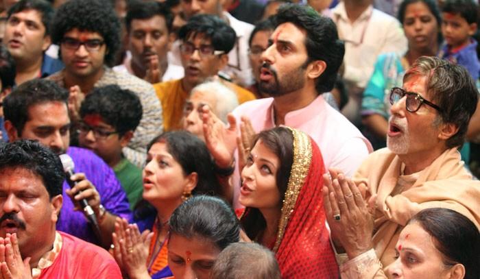 A great picture of Aishwarya, Abhishek and Amitabh ji during Lal Baug Cha Raja pooja event