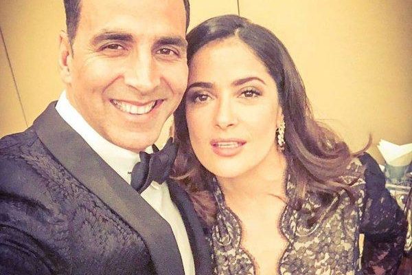 Akshay Kumar tlifetime selfie with gorgeous Salma Hayek in Dubai