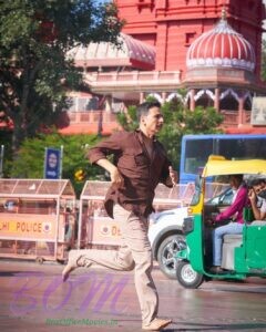 Akshay Kumar running in trafic.