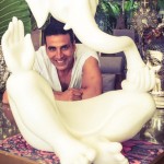 Akshay Kumar with the same idol gifted to him by fans