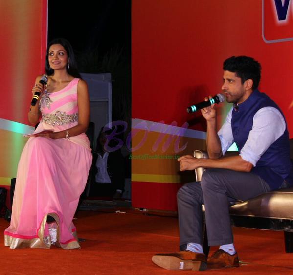 Farhan Akhtar motivating Sheena Chohan to bring out the best