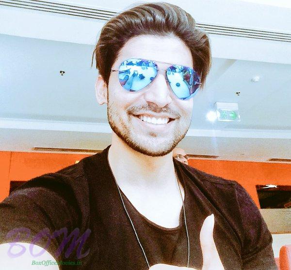 GURMEET CHOUDHARY thumbs up selfie for FAN - Photo | Picture | Pic ©  