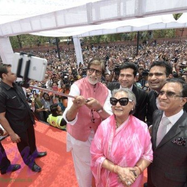 Great Amitabh Bachchan ji trying to take a selfie when in Jaipur