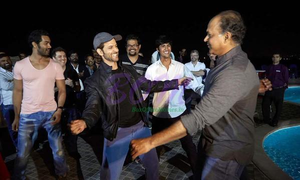 Hrithik dancing while celebrating Director Ashutosh's birthday