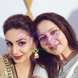 Huma Qureshi selfie with Poonam Dhillon