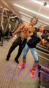 Jacqueline Fernandez clicking six-pack selfie of Tiger Shroff in style