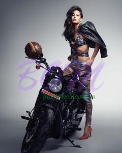 Lisa Haydon bike modelling