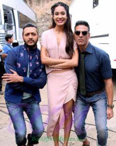 Lisa Haydon looks taller then Akshay Kumar and Riteish Desmukh