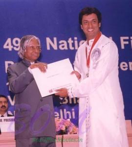 Madhur Bhandarkar receiving National Award by Dr. APJ Abdul Kalam