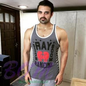 Mahaakshay showing his body