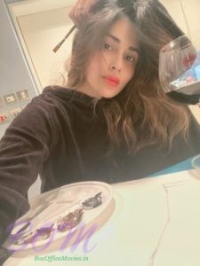 Mouni Roy lockdown selfie