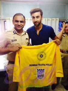 Mumbai police get 2000 raincoats from Ranbir on behalf of Mumbai City Football Club