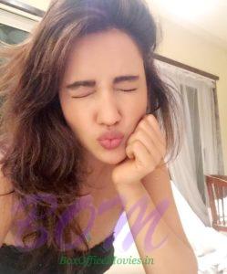 Neha Sharma lipkiss selfie