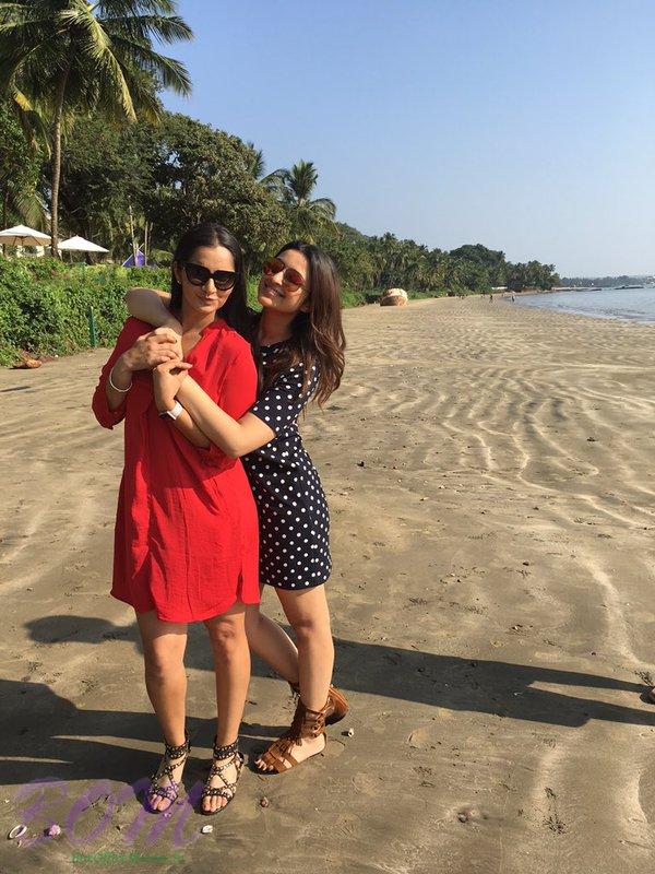 Parineeti Chopra on the beach with Sania Mirza photo - Parineeti Chopra ...