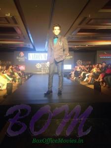 Rajkummar Rao looking dashing as the showstopper at Varoin Marwah's show