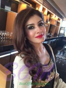 Raveena Tandon cute selfie on 12July2015