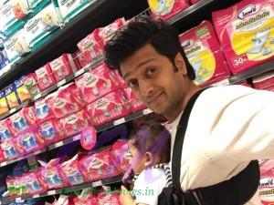 Riteish Deshmukh selfie while shopping with his kid