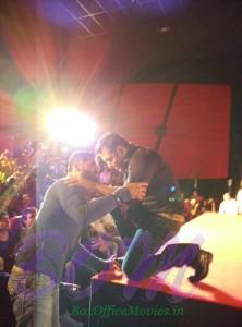 Salman Khan gets the stage corner to hug Suneil Shetty