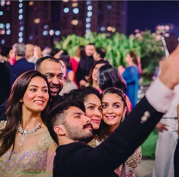 Shahid Kapoor awesome selfie with wife Mira Rajput and others photo ...