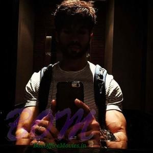 Shahid Kapoor macho look selfie