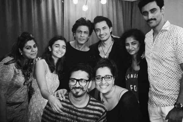 Shahrukh Khan first pic with team Dear Zindagi